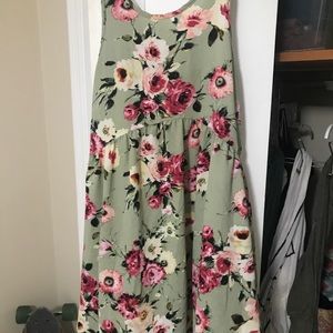 Vintage flower patterned dress w/ a longer back